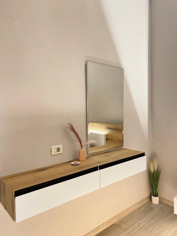 Newly Renovated One Bedroom Apartment In Тирана Екстер'єр фото