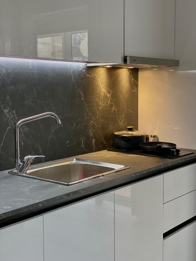 Newly Renovated One Bedroom Apartment In Тирана Екстер'єр фото